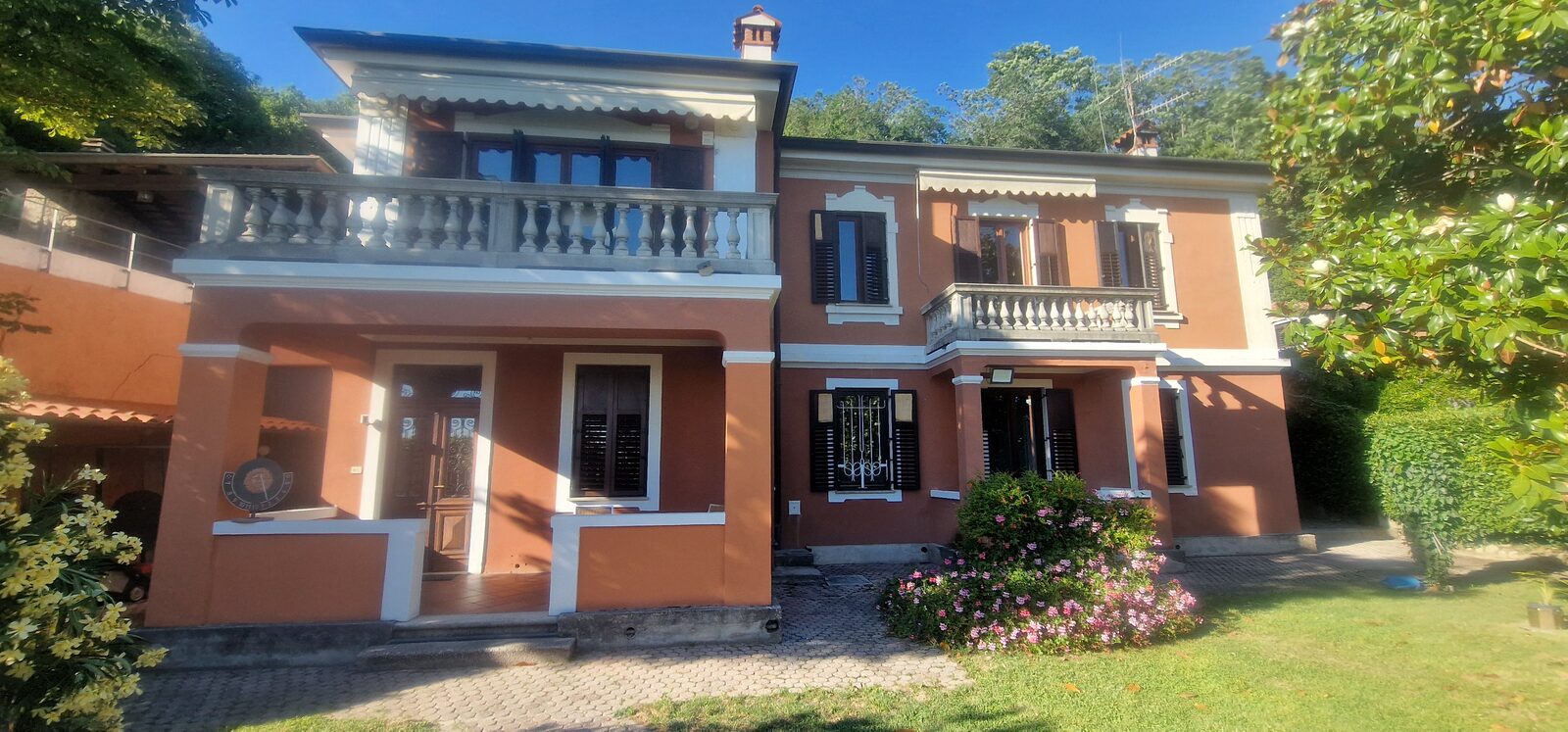 Die historische Villa nebenan, Villa Barcola Triest
